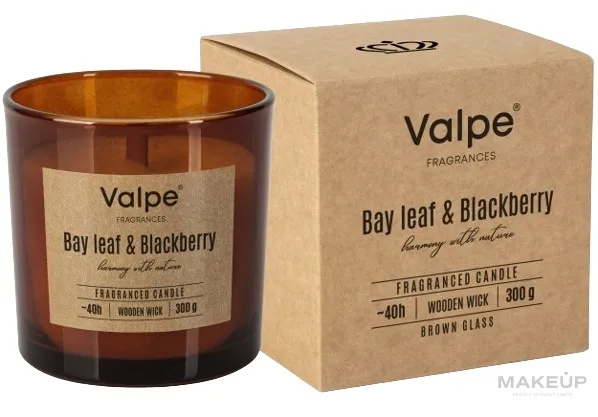 Candela profumata con stoppino in legno, in un bicchiere rotondo Foglia di alloro con more